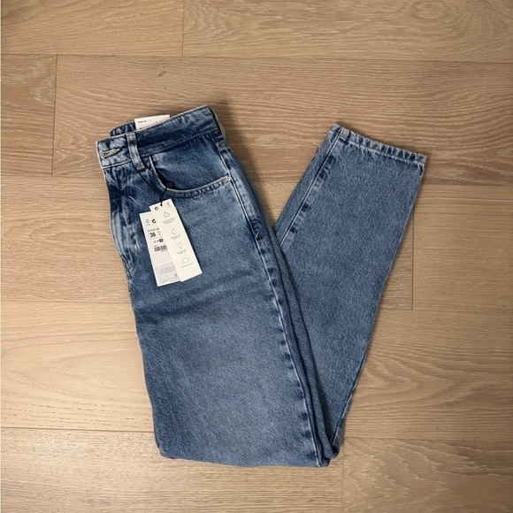 Zara Mom Fit Jeans - Picture 1 of 6